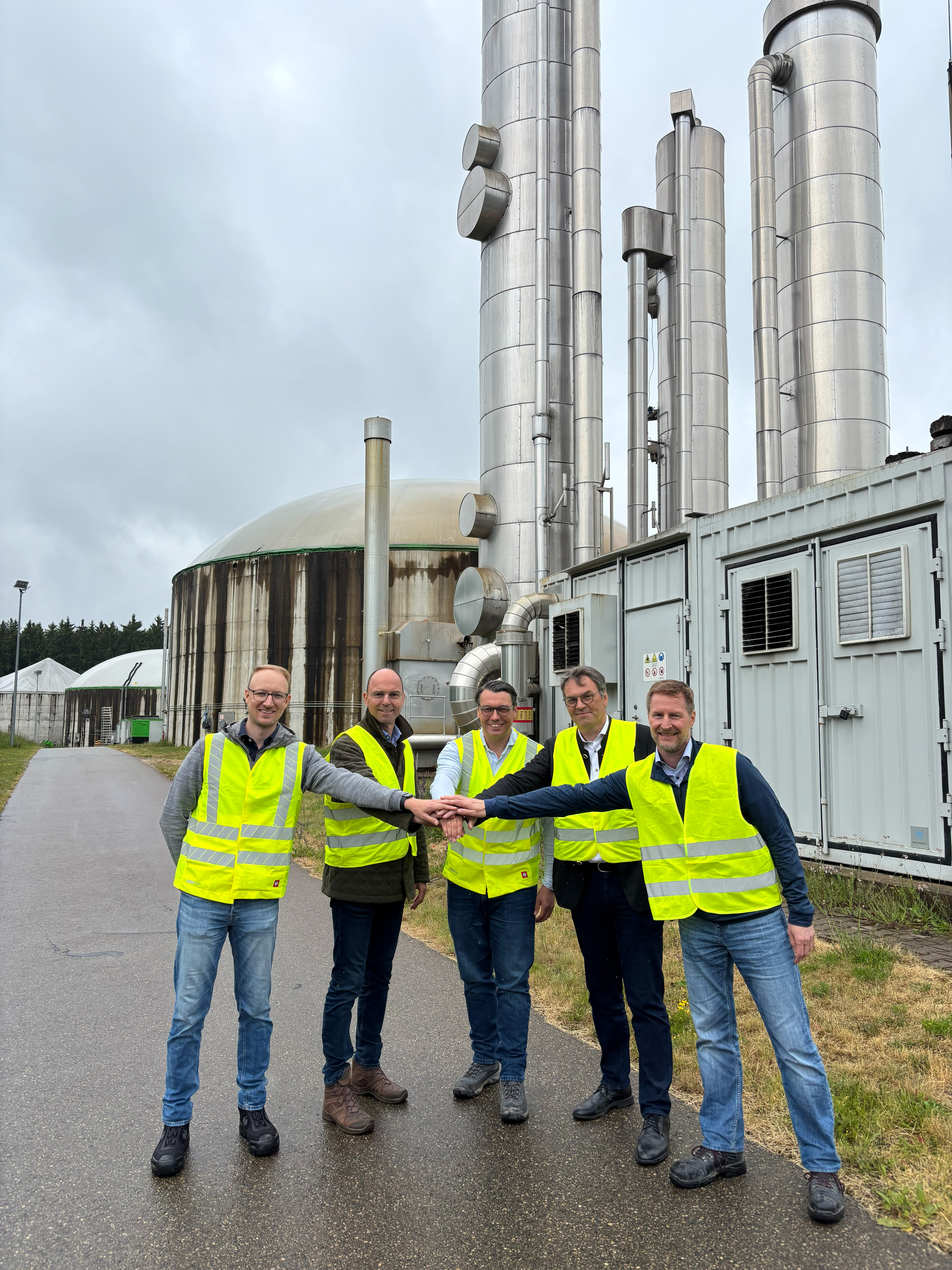 Acquisition finalized: (from left to right): Tim Hünermann, Asset Manager, VORN Bioenergy; Franz Högl, Managing Director, Högl Kompost- und Recycling- GmbH; Jörg Lennertz, CEO of VORN Bioenergy; Dr. Erich Lehmair, Chairman of the Board of HVG Hopfenverwertungsgenossenschaft e.G.; Gerald Marunde, Senior Manager M&A, VORN Bioenergy.